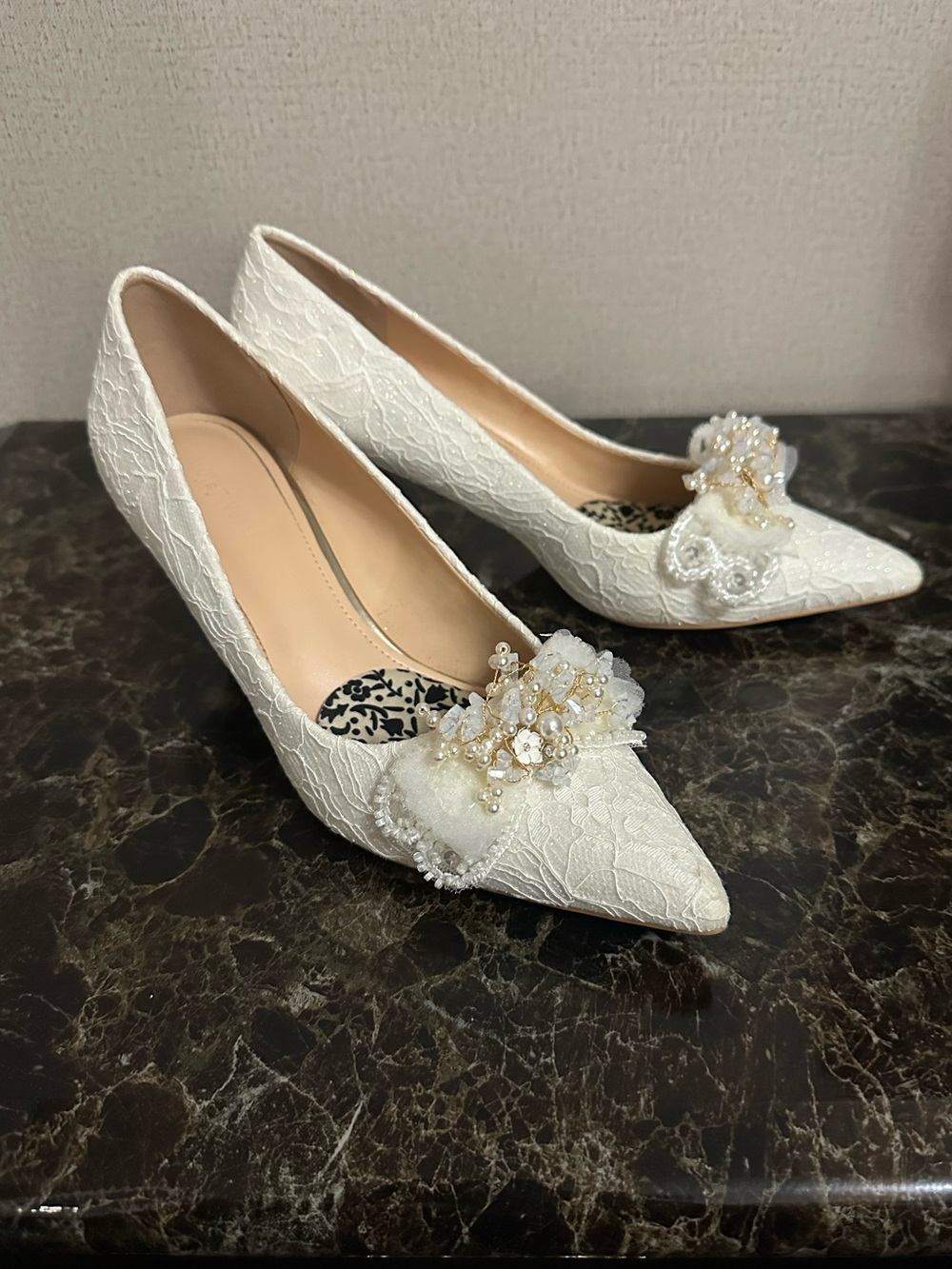 Elegant White Lace Pointed-Toe Bridal Pumps with Pearl Floral Accent